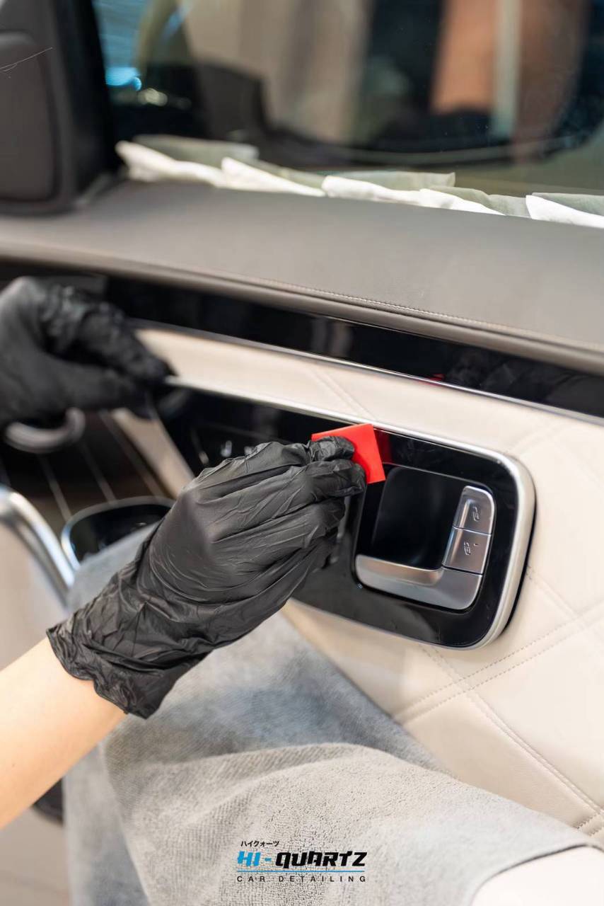 ช่างติดตั้งฟิล์มปกป้องแผงประตูภายใน Mercedes-Maybach