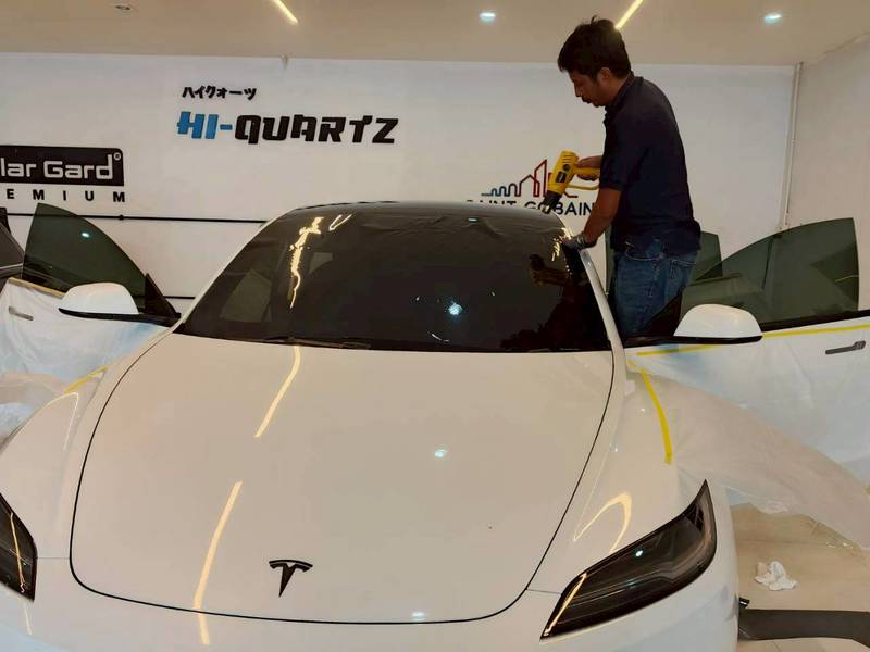 ช่าง Hi-Quartz ติดตั้งฟิล์มกรองแสงบนกระจกบังลมหน้า Tesla