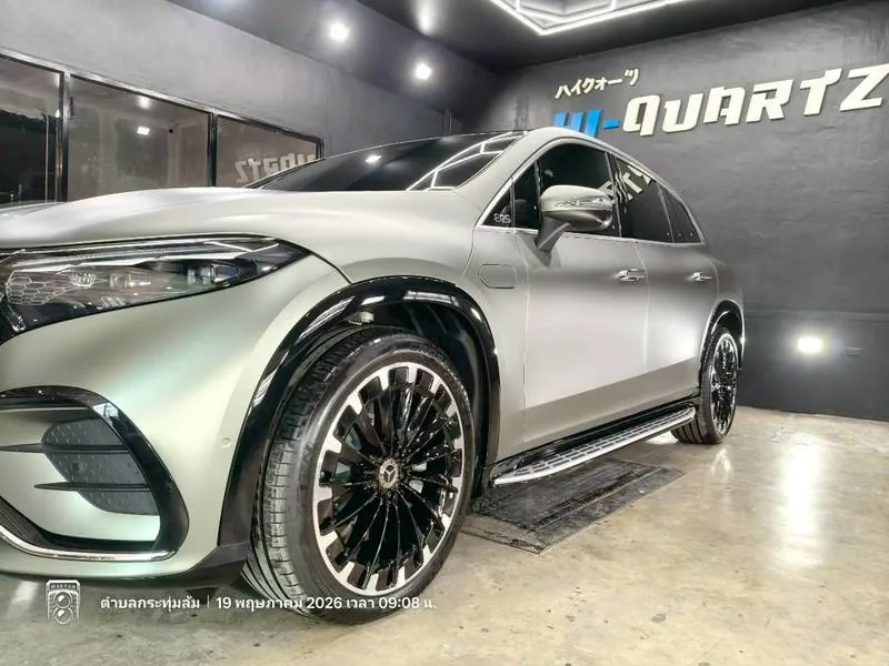 Mercedes-Benz EQS 450 SUV หลังติดฟิล์มเปลี่ยนสีเทาซาตินที่ Hi-Quartz